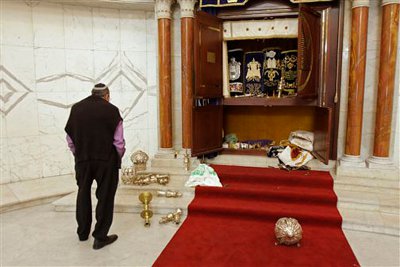 A man in front of the Aharon Hakodesh in the aftermath of the attack on the synagogue. (From the San Francisco chronicle)